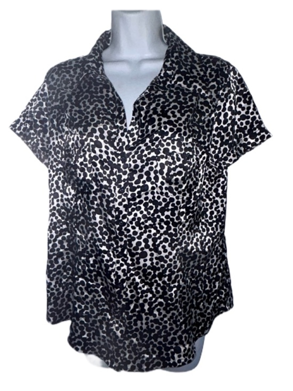 BcBG Max AzRiA Black White Button Front L Womens Satin Top Short Cap Sleeves*